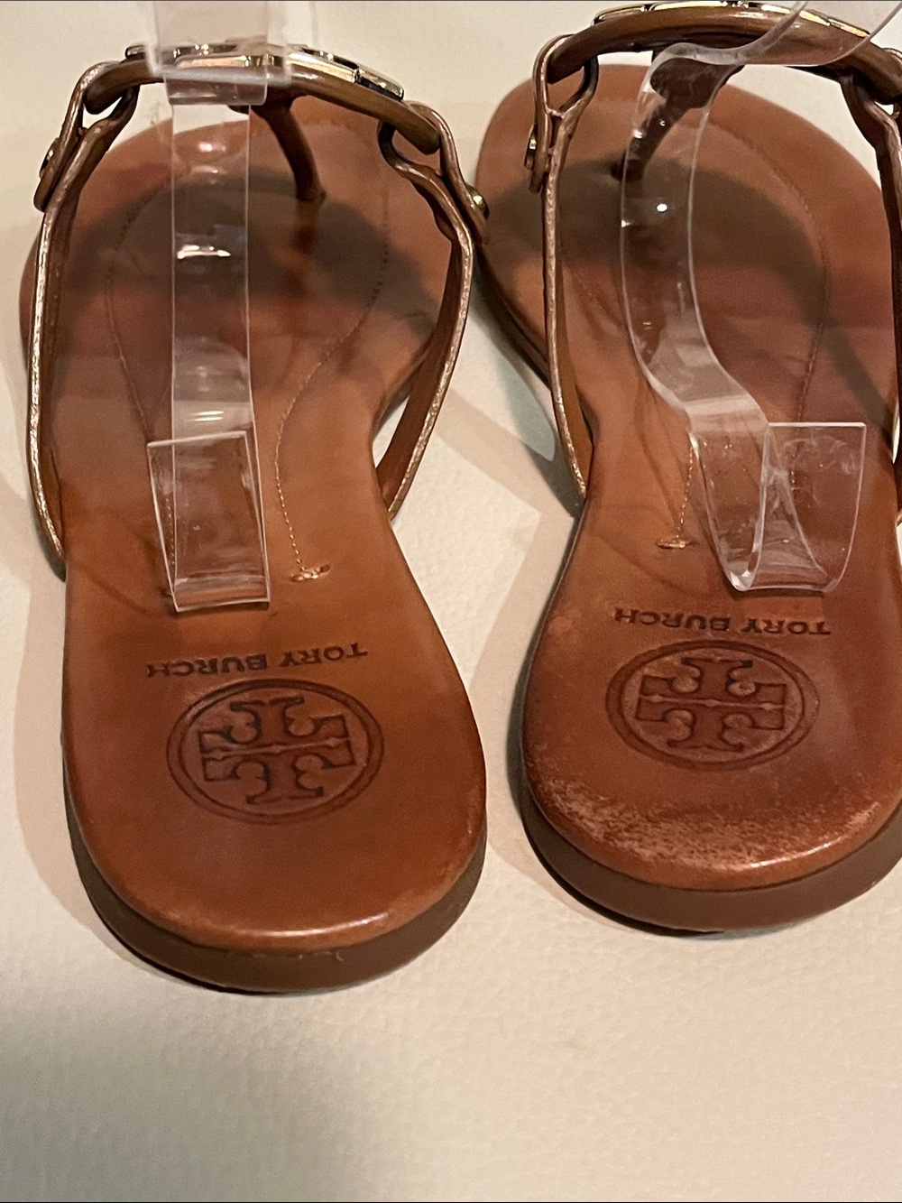 Tory Burch Tan Leather Gold Logo Thong Sandals Beautiful Eye Catching Luxury - Picture 10 of 15
